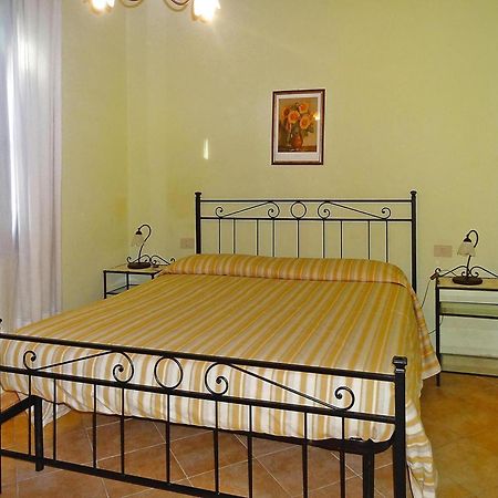 Apartment in Pinete Fuccchio near Lake Le Vedute Esterno foto